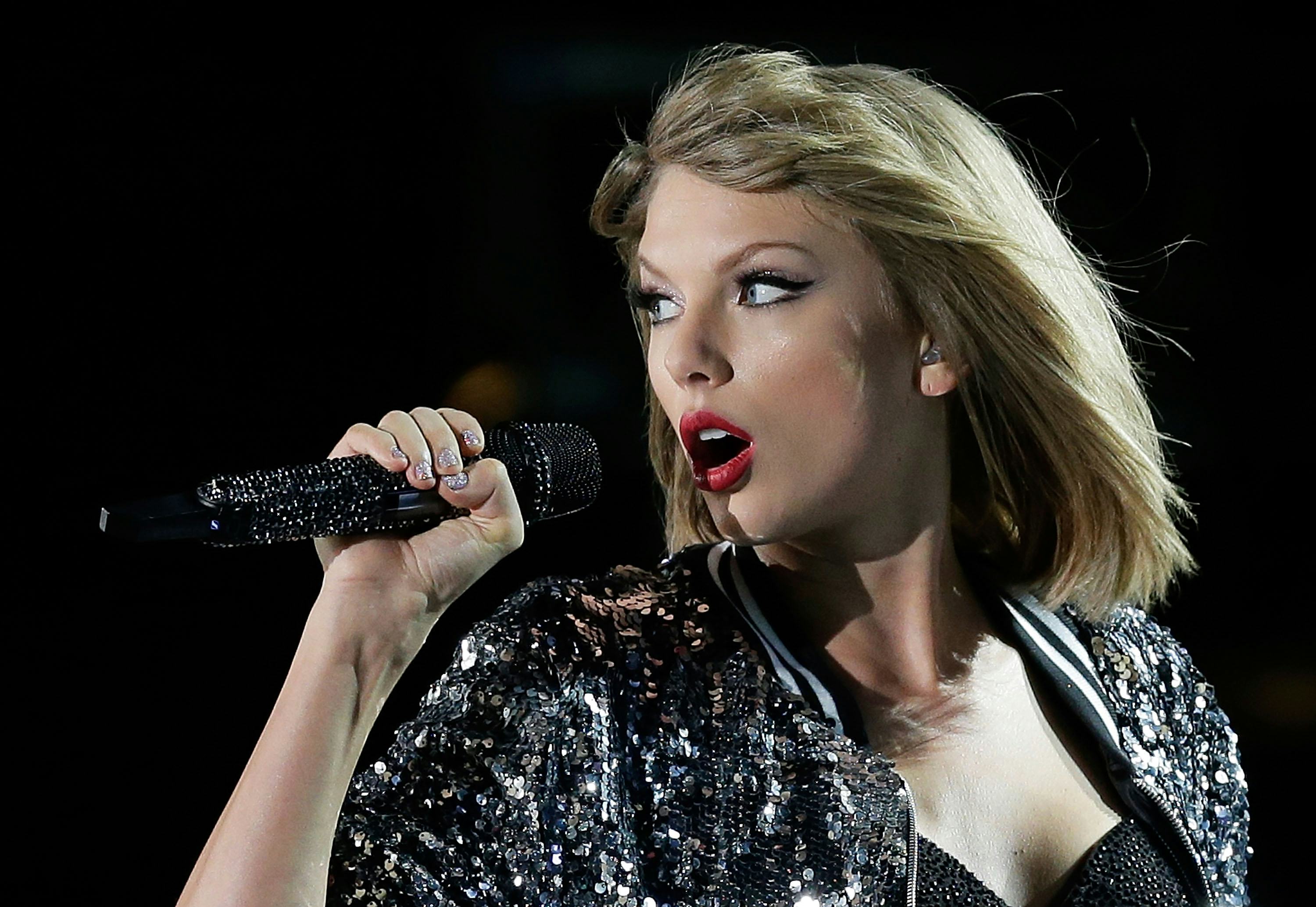 Taylor Swift performs at her &lsquo;1989&rsquo; World Tour at ANZ Stadium on November 28, 2015 in Sydney, Austra&hellip;