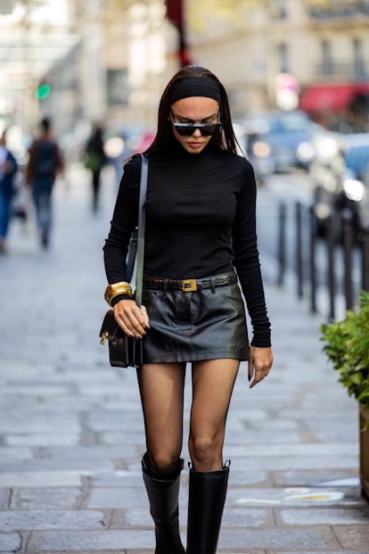 Headbands are a Paris Fashion Week Spring/Summer 2024 street style beauty trend