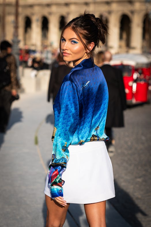 Electric eyeshadow is a Paris Fashion Week Spring/Summer 2024 street style beauty trend
