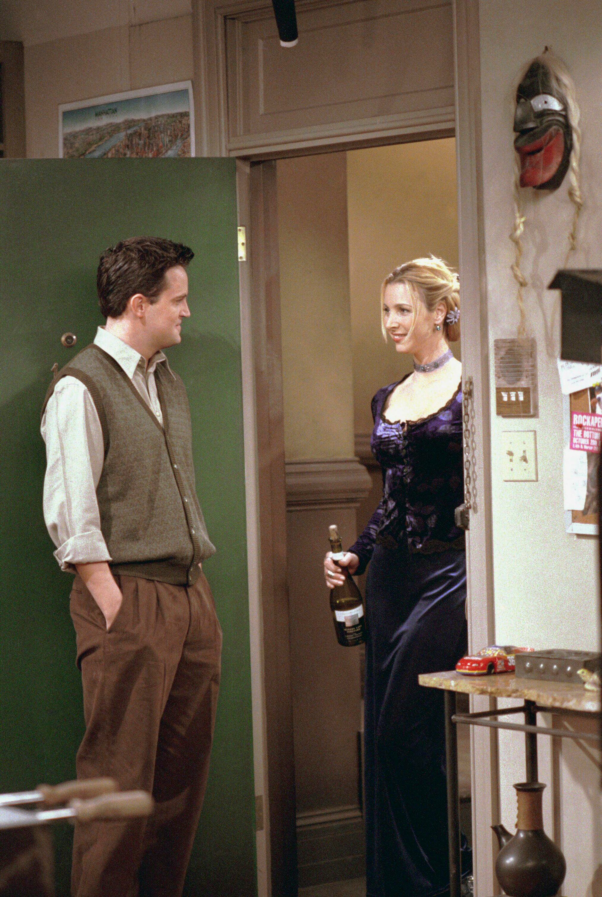 The FRIENDS episode &ldquo;The One Where Everybody Finds Out&rdquo; features Matthew Perry as Chandler Bing, Lis&hellip;