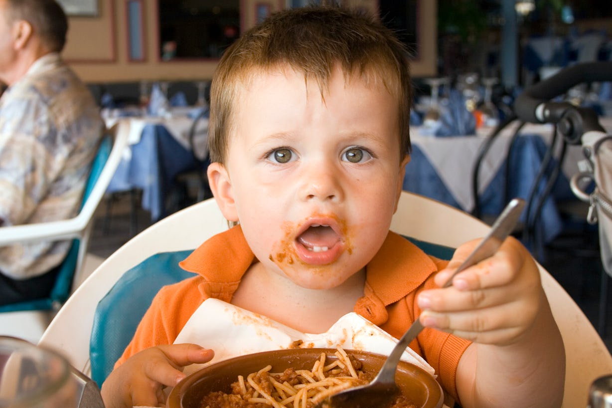 Дети кушают в ресторане. Ребенок кушает. Еда для детей в ресторане. Дети питаются в кафе. Ребенок в год много ест