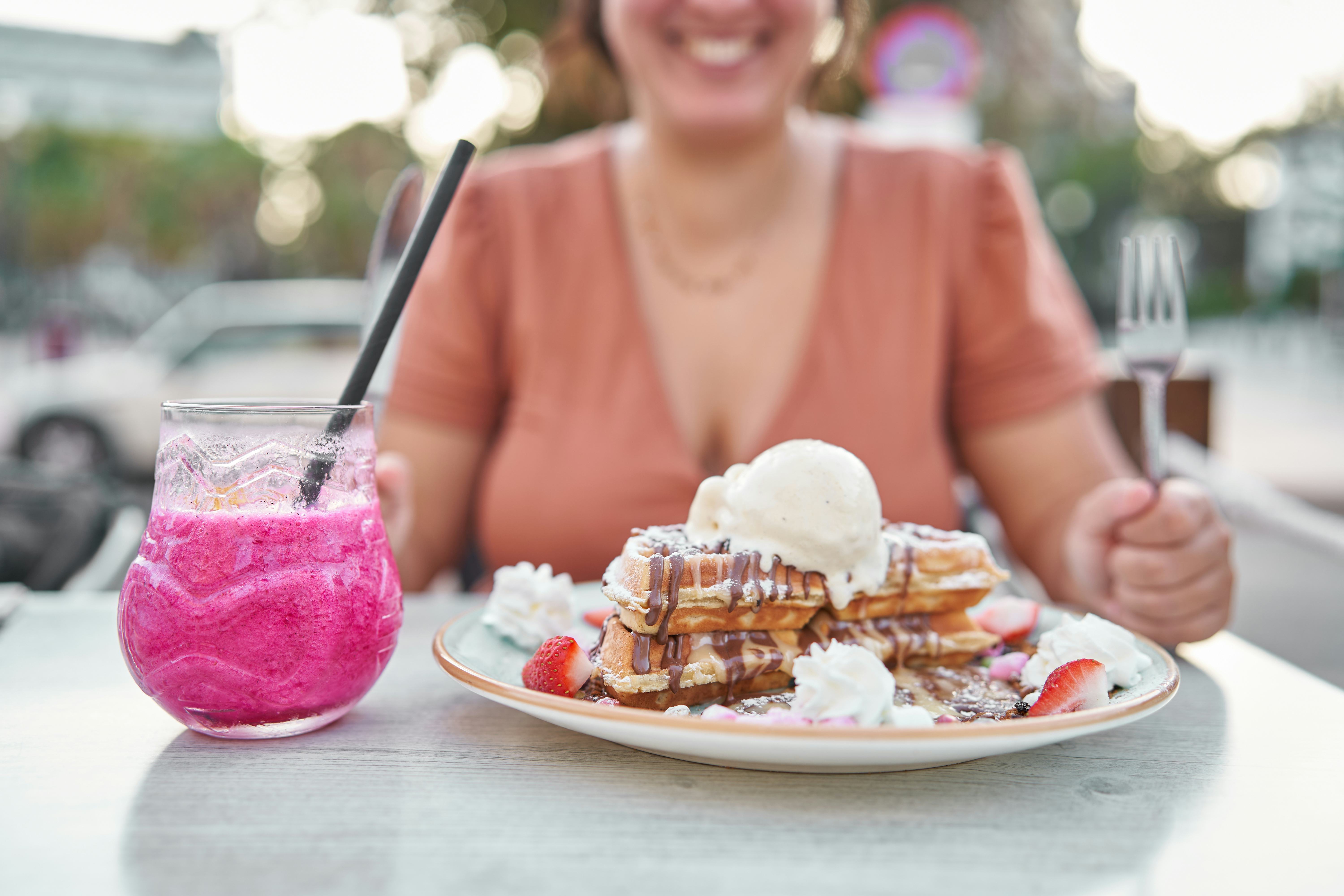 Leo wants the smoothie that everyone in the cafe will ask about.