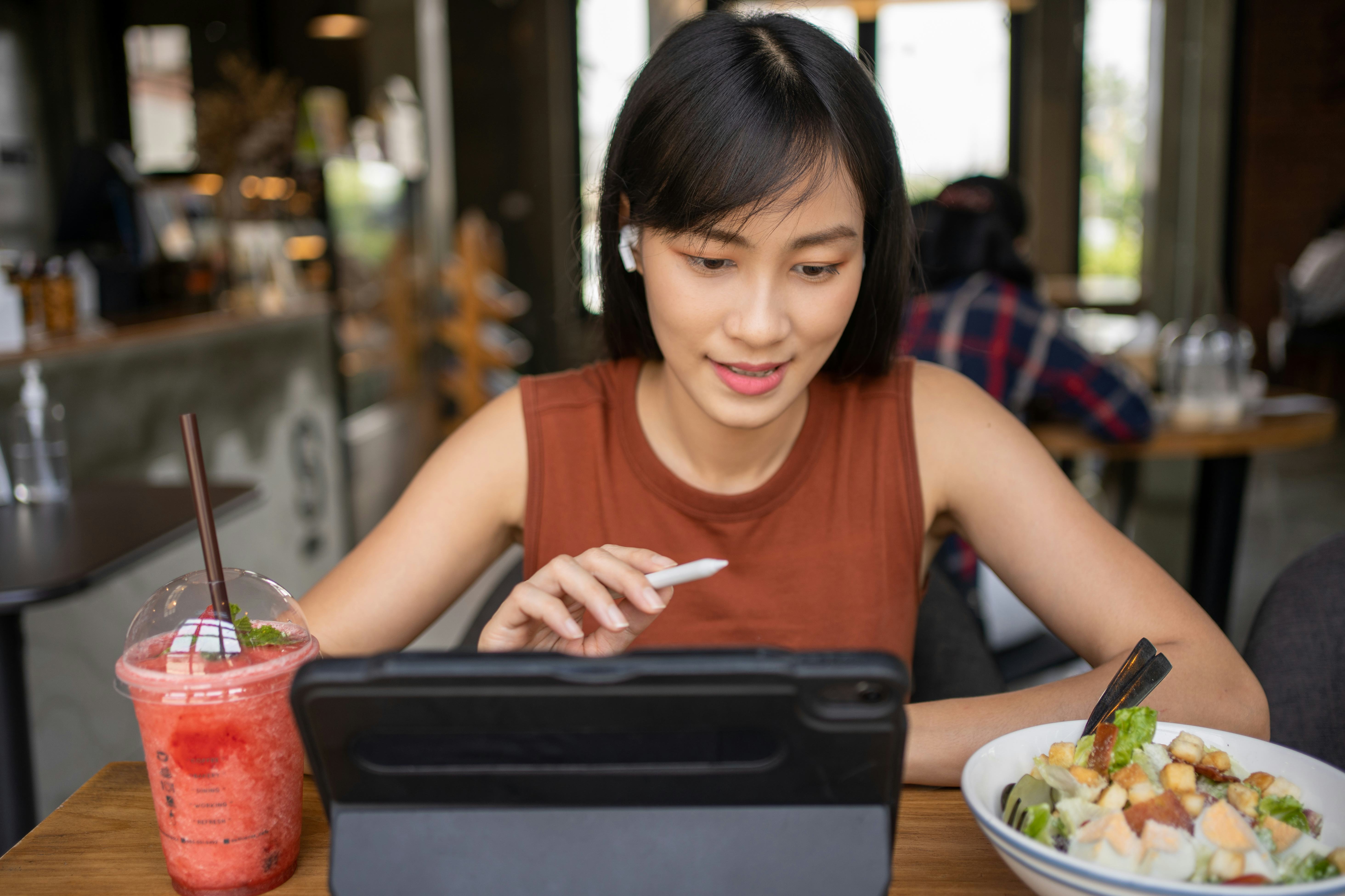 Pisces would appreciate a sweet berry smoothie.