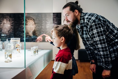 Museums or aquariums are perfects spots for grandparent-friendly outings. 