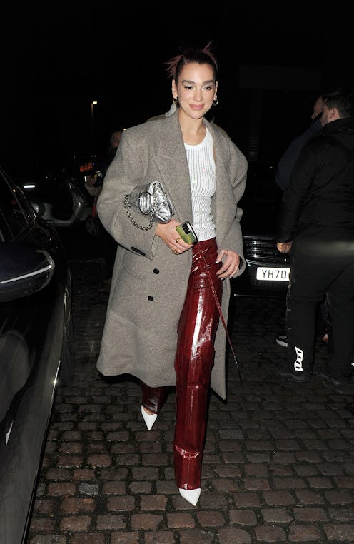 Dua Lipa debuted a new single, Houdini, on November 10, 2023 wearing silver chrome nails & eyeshadow...