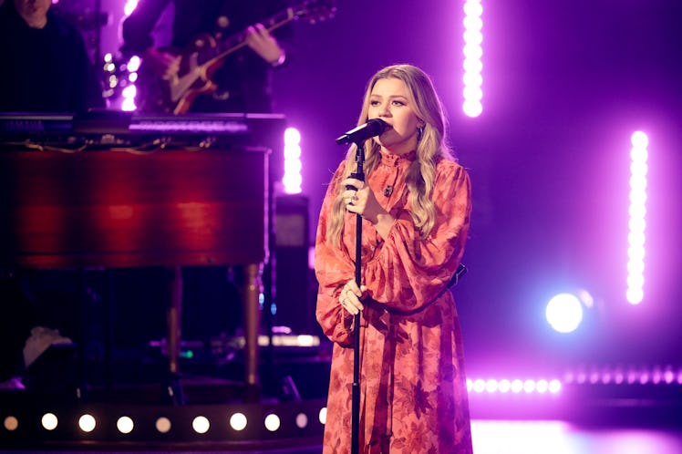 Kelly Clarkson covered Taylor Swift's "Better Man" on her daytime show.