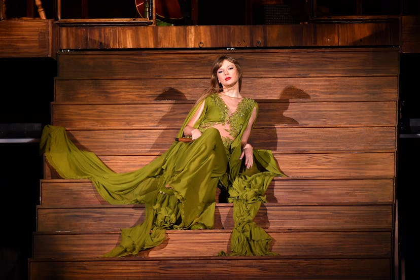 Taylor Swift throwing things on stage