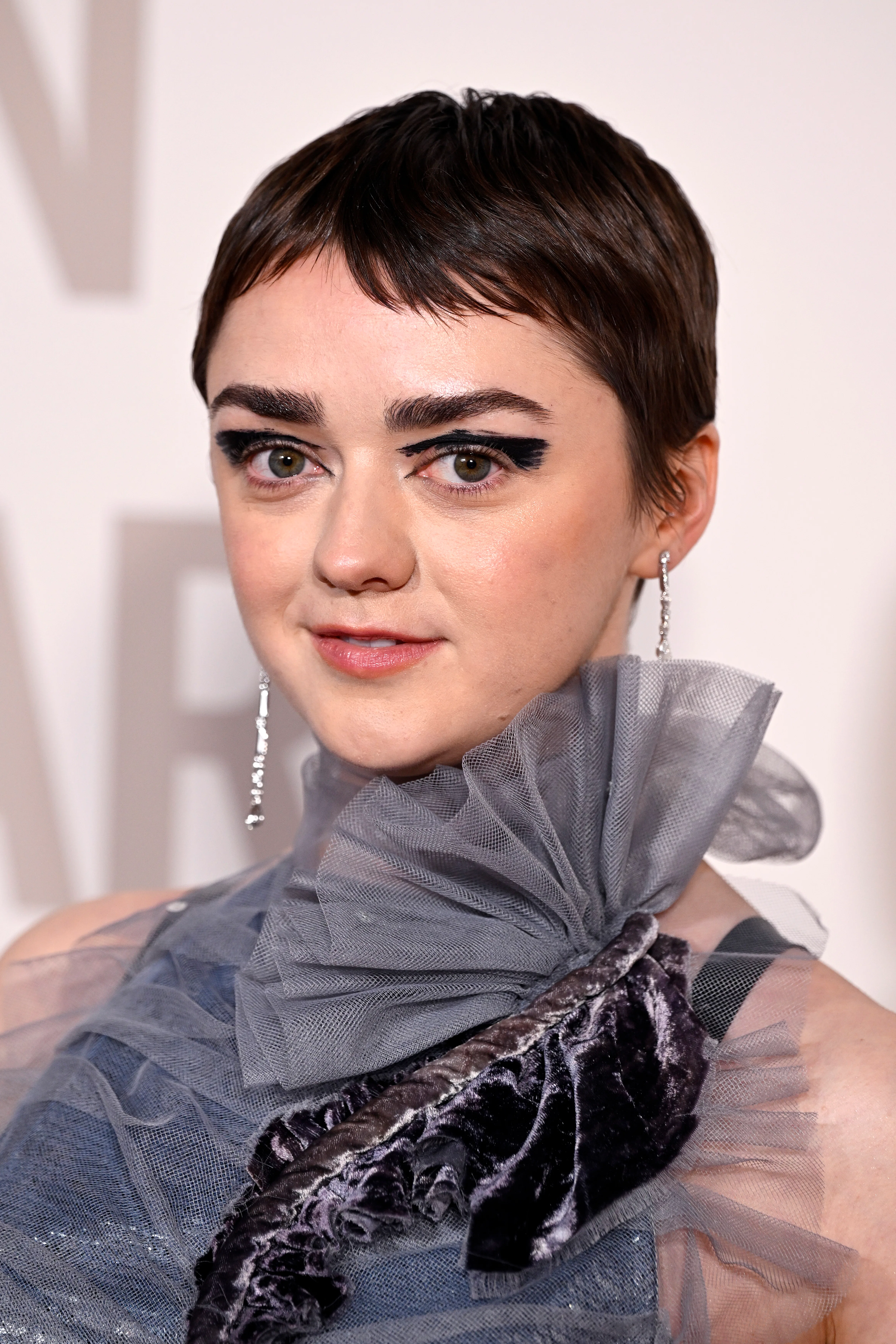 Maisie Williams’ Black Swan Eyeshadow and More Best Celebrity Beauty