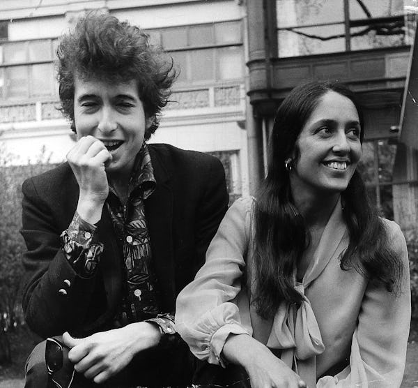 Bob Dylan and Joan Baez dated in the early 1960s.
