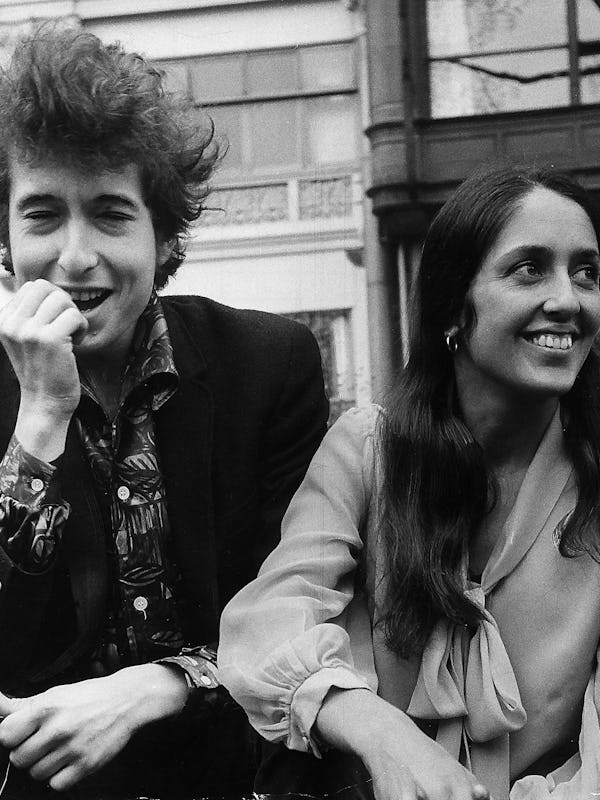 Bob Dylan and Joan Baez dated in the early 1960s.