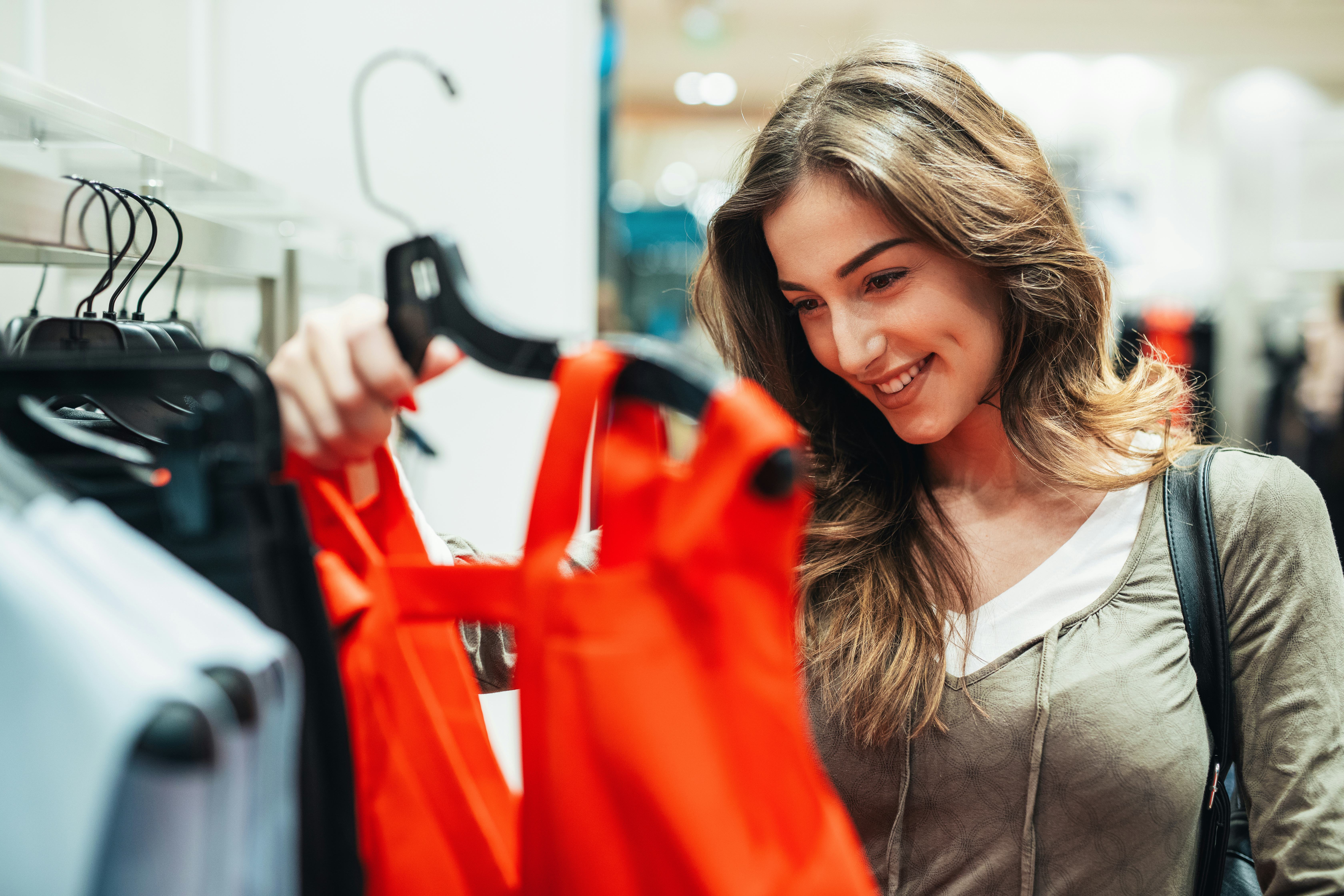 Aquarians prepare for a first date by planning an outfit, according to an astrologer.