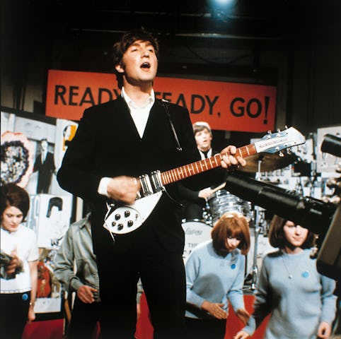 JOHN LENNON, bei einem seiner ersten Auftritte mit den 'Beatles', 1962 / Überschrift: THE BEATLES / ...