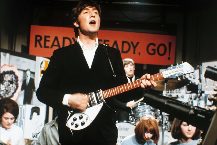 JOHN LENNON, bei einem seiner ersten Auftritte mit den 'Beatles', 1962 / Überschrift: THE BEATLES / ...