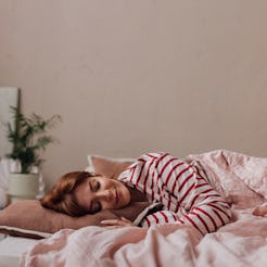 Red light therapy sleep lights can help you fall asleep, according to researchers.