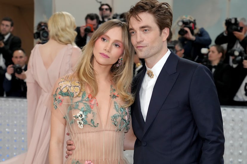 Suki Waterhouse and Robert Pattinson attend the 2023 Met Gala.