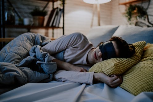 How to stop waking up in the middle of the night, according to a sleep expert.
