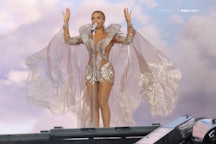 Beyoncé just debuted platinum blonde hair at the premiere for her 'Renaissance' tour film.