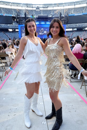 EAST RUTHERFORD, NEW JERSEY - MAY 26: EDITORIAL USE ONLY. NO BOOK COVERS. Fans attend "Taylor Swift ...