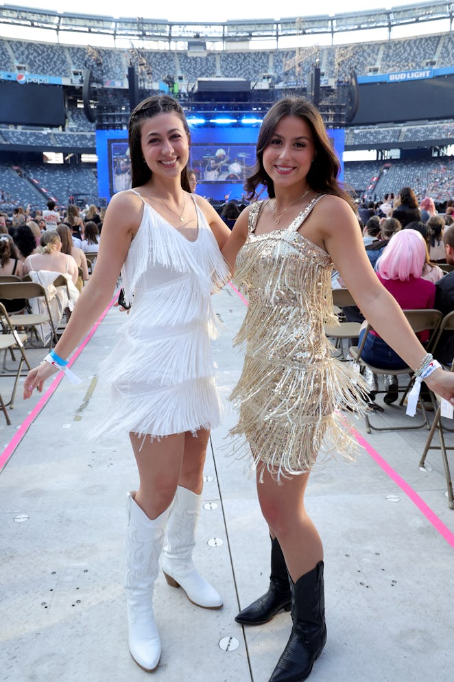 EAST RUTHERFORD, NEW JERSEY - MAY 26: EDITORIAL USE ONLY. NO BOOK COVERS. Fans attend "Taylor Swift ...