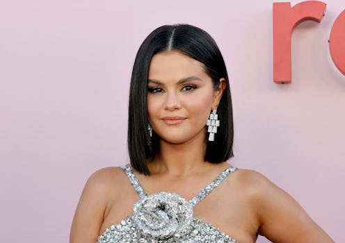 On Nov. 26, Selena Gomez stepped out in Paris, France with mod cut crease eye makeup, a deep "red na...