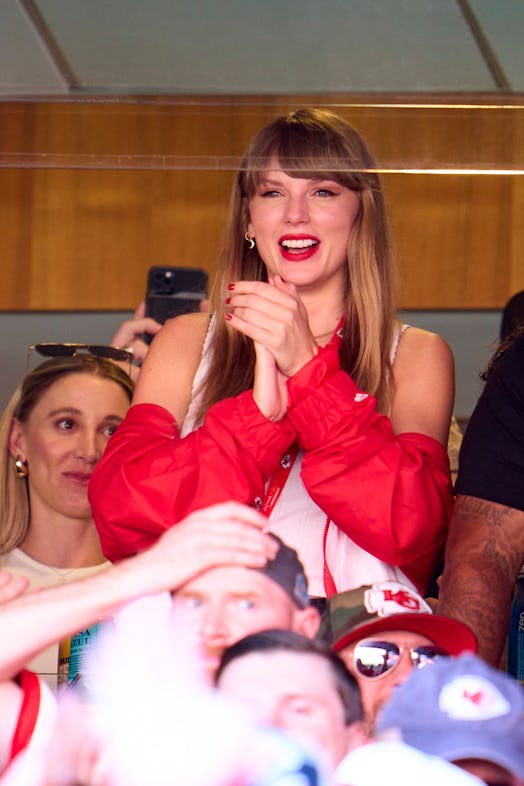 Taylor Swift red lipstick at Chiefs game