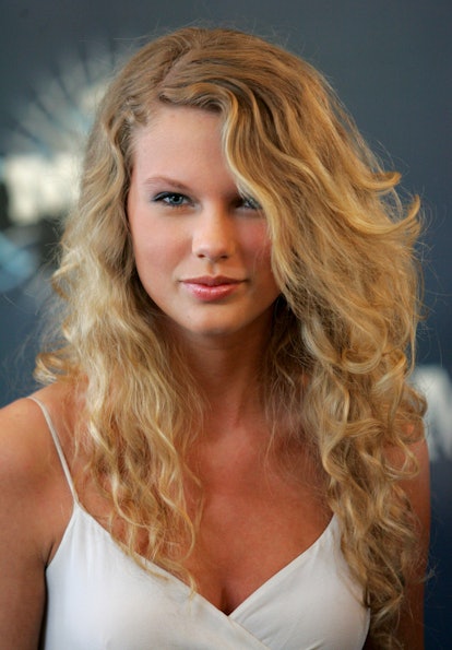 Taylor Swift naturally curly hair CMT Awards 2006