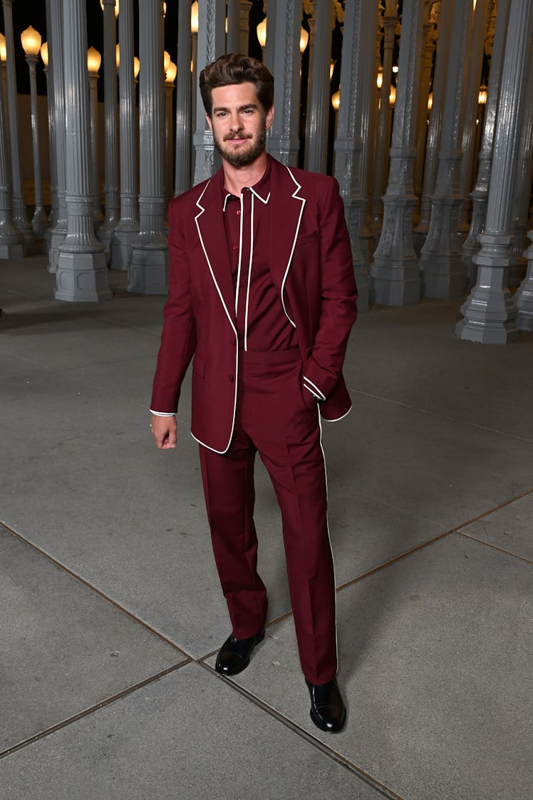 LOS ANGELES, CALIFORNIA - NOVEMBER 04: Andrew Garfield, wearing Gucci, attends the 2023 LACMA Art+Fi...