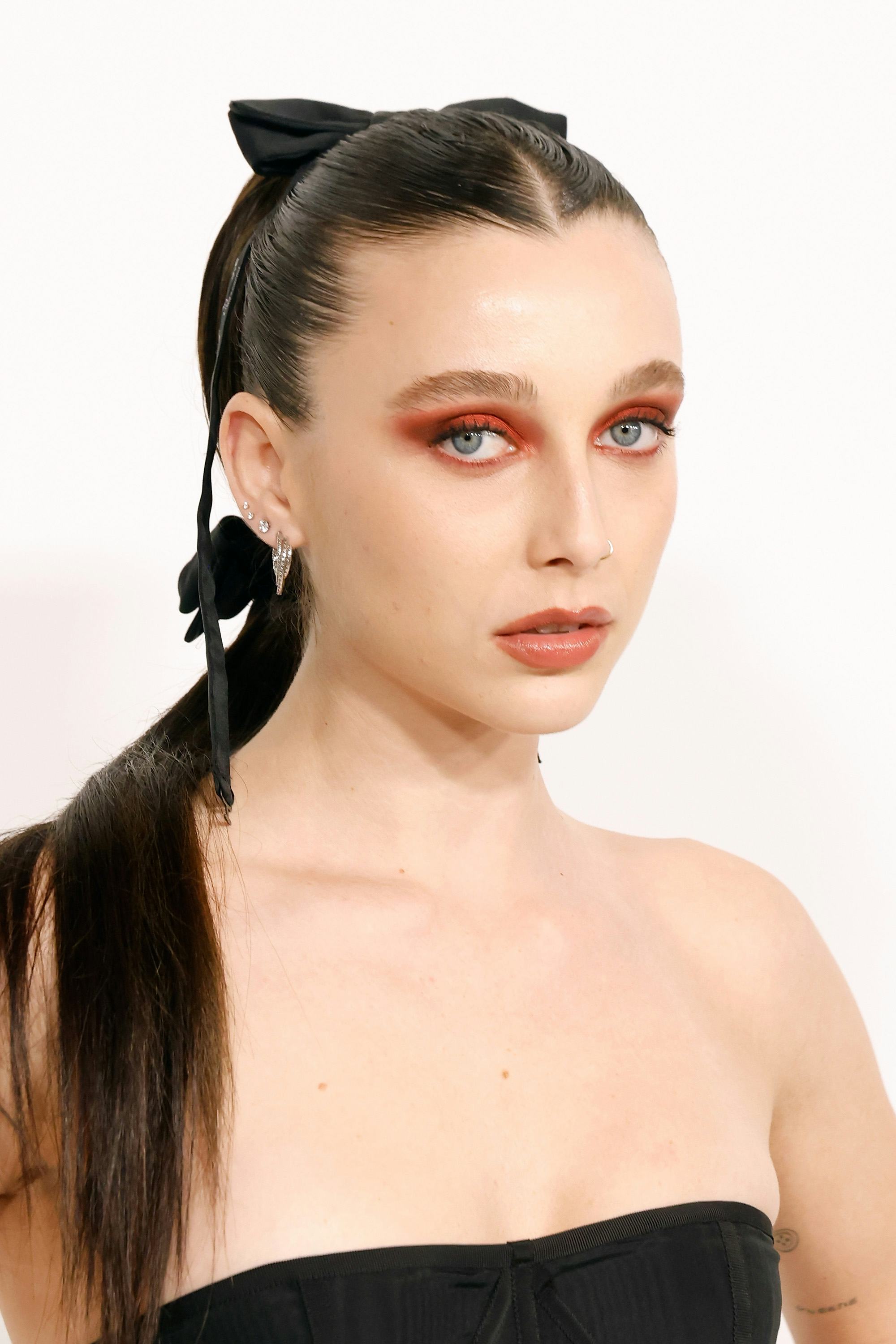 Emma Chamberlain&rsquo;s red eyeshadow at the 2023 CFDA Awards.