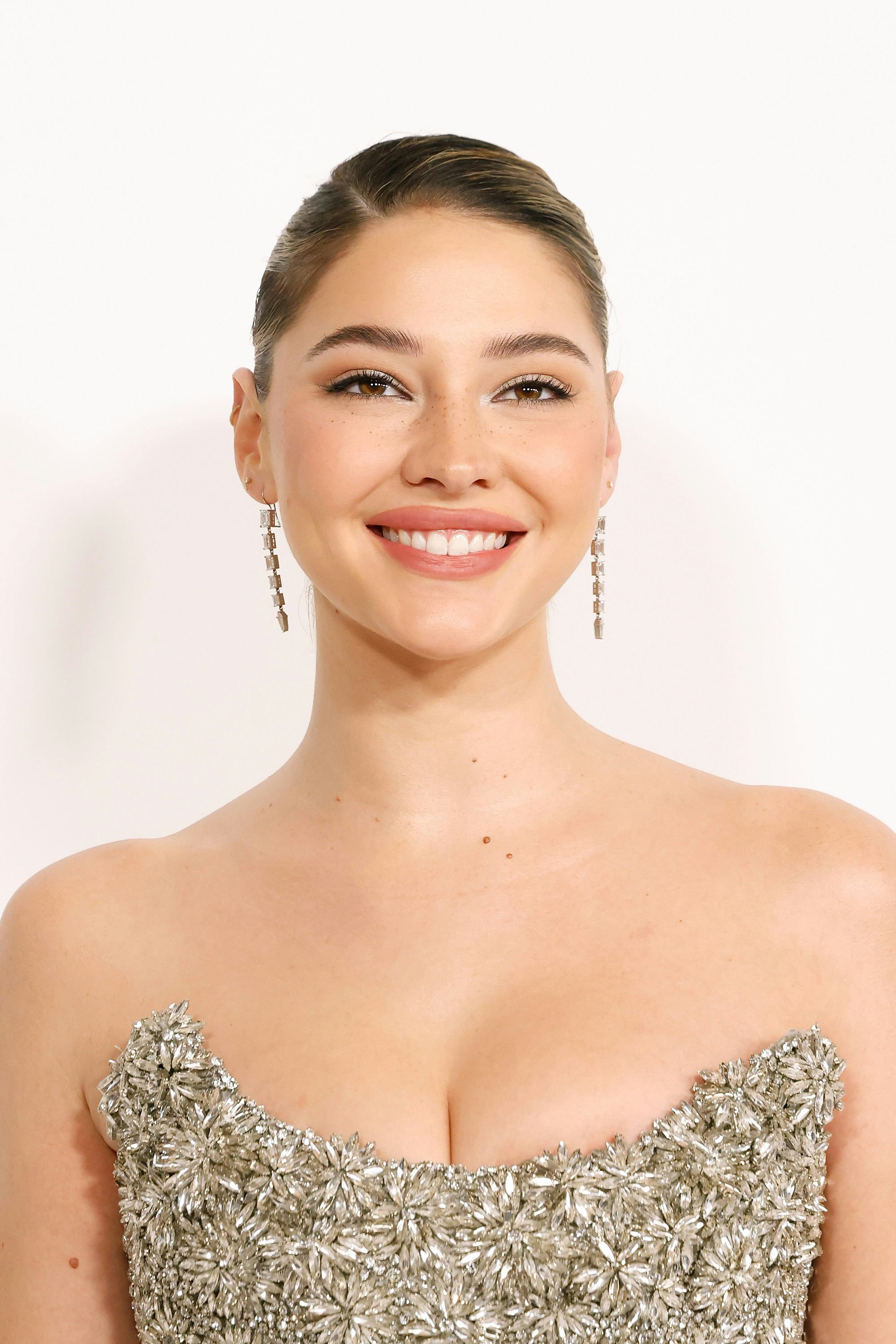 Madelyn Cline&rsquo;s faux freckles at the 2023 CFDA Awards.