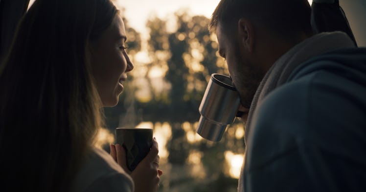 A couple drinking coffee.