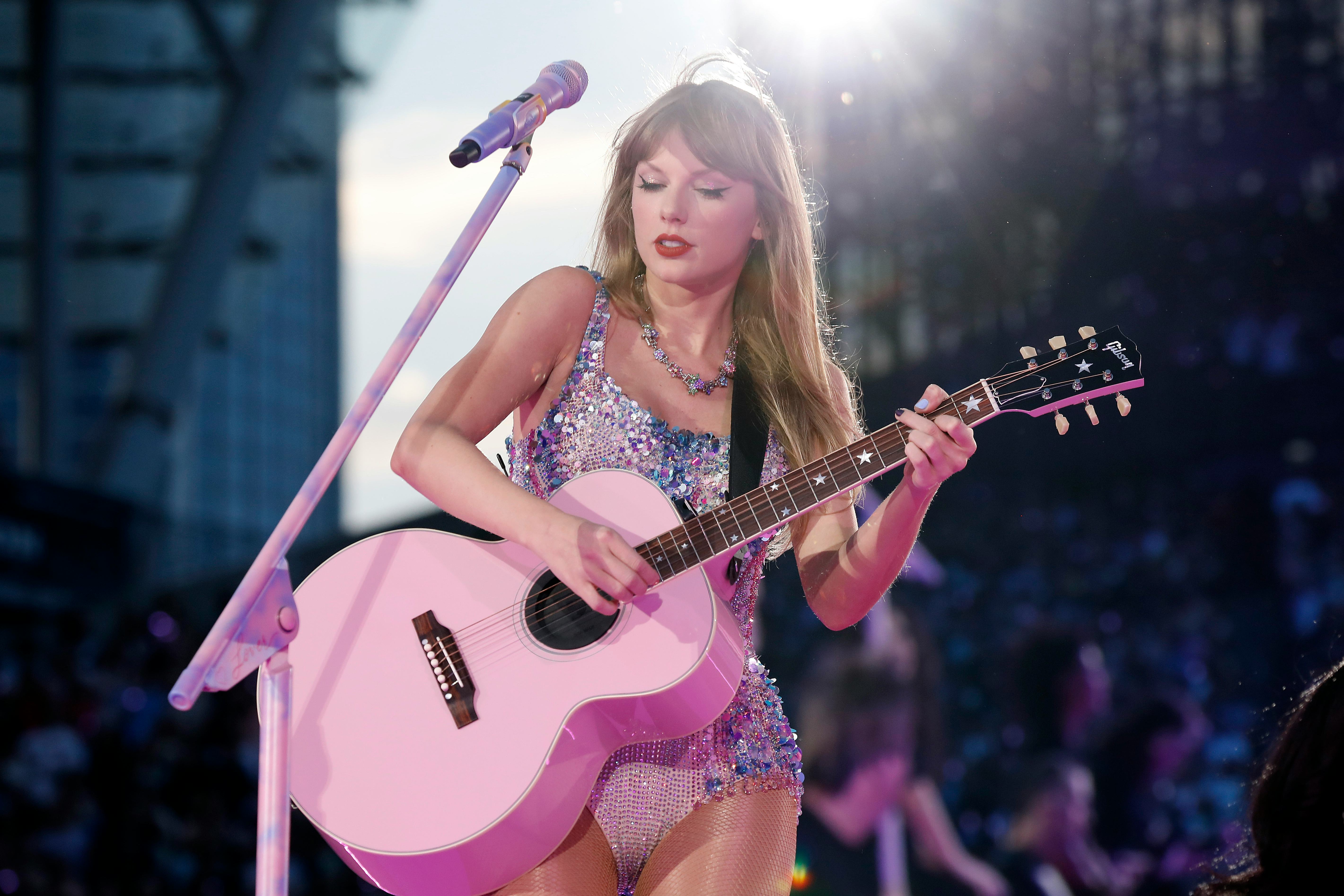 Taylor Swift performs in Chicago