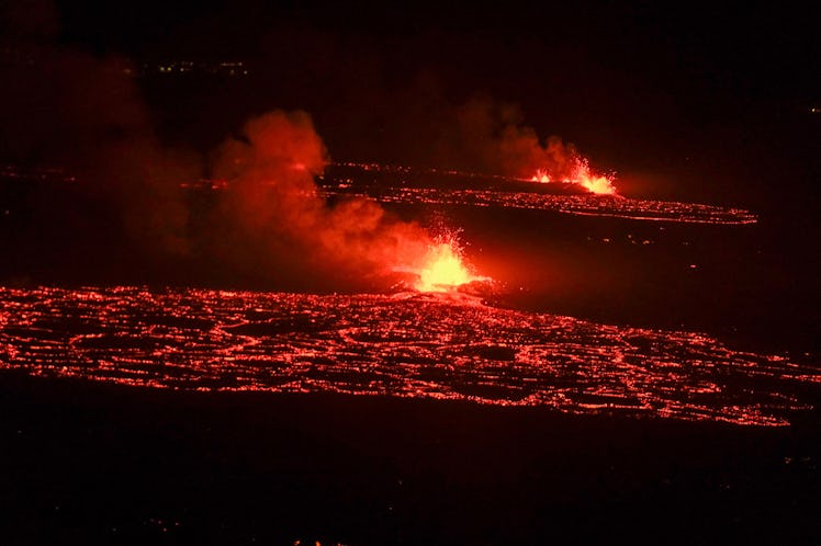 Molten lava is comming out from a fissure on the Reykjanes peninsula 3km north of the evacuate town ...