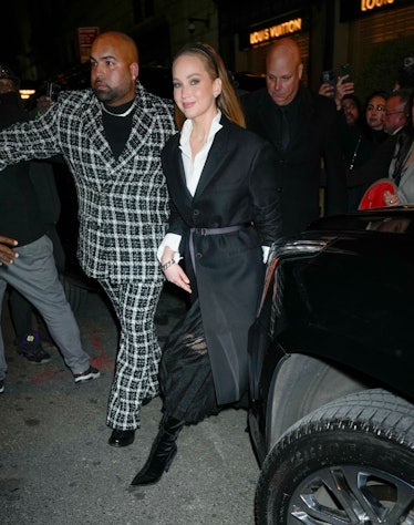 Jennifer Lawrence, Saks Fifth Avenue Fla'da Saks/Christian Dior Tatil Gösterisinin Açılışına Katılıyor...