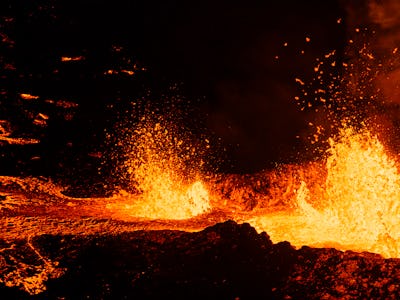 Molten lava is comming out from a fissure on the Reykjanes peninsula 3km north of the evacuate town ...