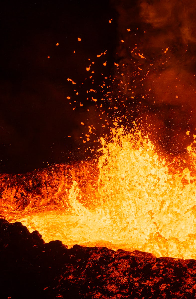 Molten lava is comming out from a fissure on the Reykjanes peninsula 3km north of the evacuate town ...