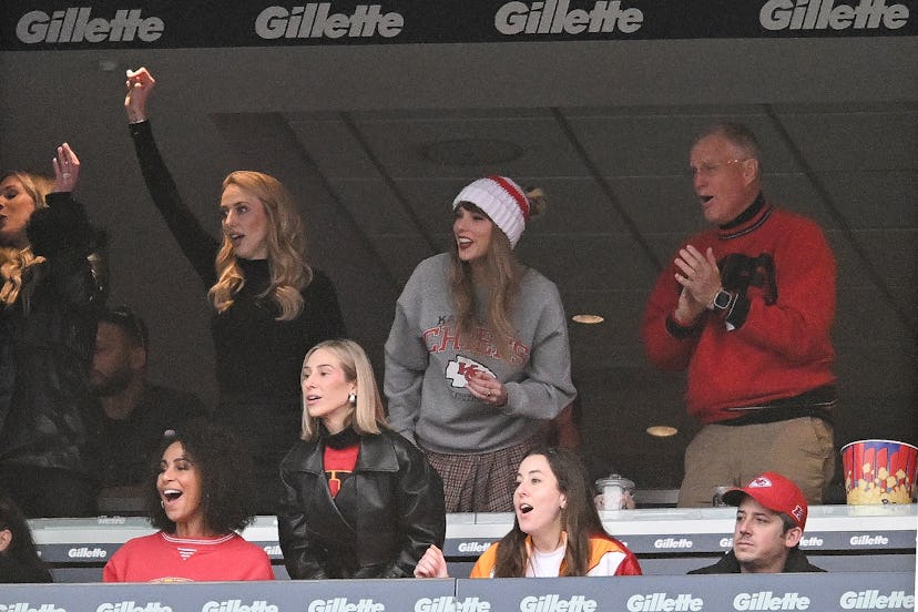 FOXBORO, MA - DECEMBER 17: Brittany Mahomes (back row 2nd L), Taylor Swift, and Scott Swift cheer wh...