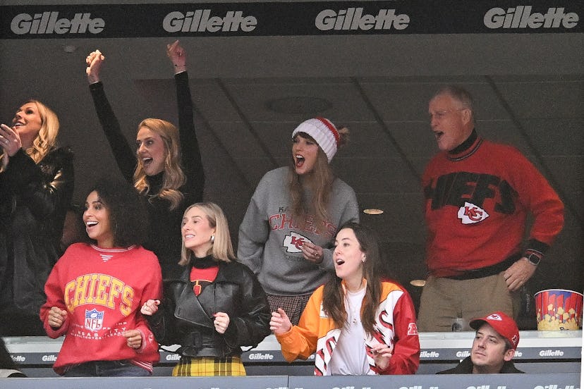 FOXBORO, MA - DECEMBER 17: Brittany Mahomes (back row 2nd L), Taylor Swift, and Scott Swift cheer wh...