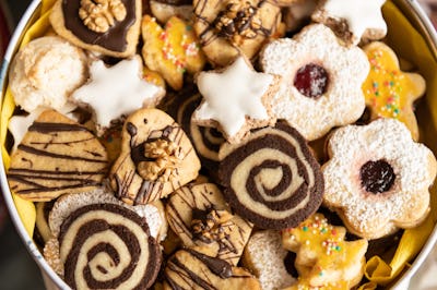 SYMBOL - 22 November 2022, Baden-Wuerttemberg, Rottweil: Christmas cookies are in a tin. Photo: Sila...