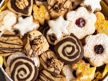 SYMBOL - 22 November 2022, Baden-Wuerttemberg, Rottweil: Christmas cookies are in a tin. Photo: Sila...