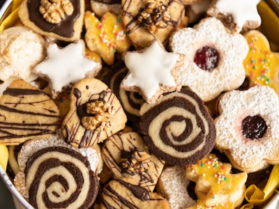 SYMBOL - 22 November 2022, Baden-Wuerttemberg, Rottweil: Christmas cookies are in a tin. Photo: Sila...