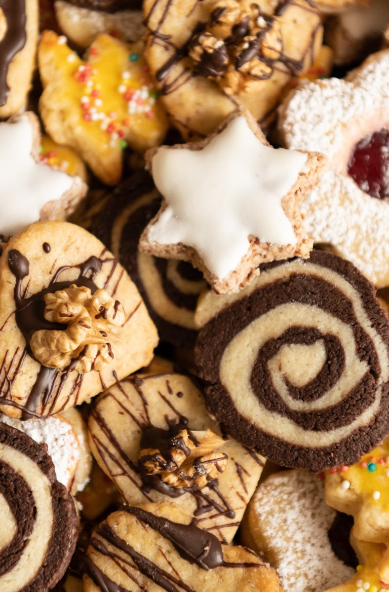 SYMBOL - 22 November 2022, Baden-Wuerttemberg, Rottweil: Christmas cookies are in a tin. Photo: Sila...