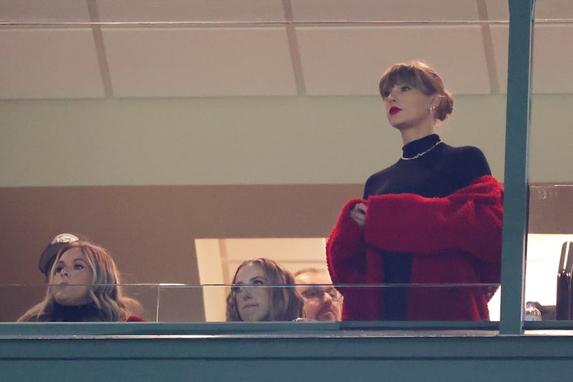 Taylor Swift formal winter-ready look at the Kansas City Chiefs football game