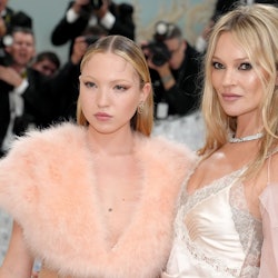 NEW YORK, NEW YORK - MAY 01: (L_R) Lila Moss and Kate Moss attend the 2023 Met Gala Celebrating "Kar...