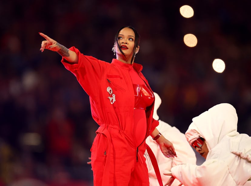 Twitter *loved* Rihanna's halftime performance. 