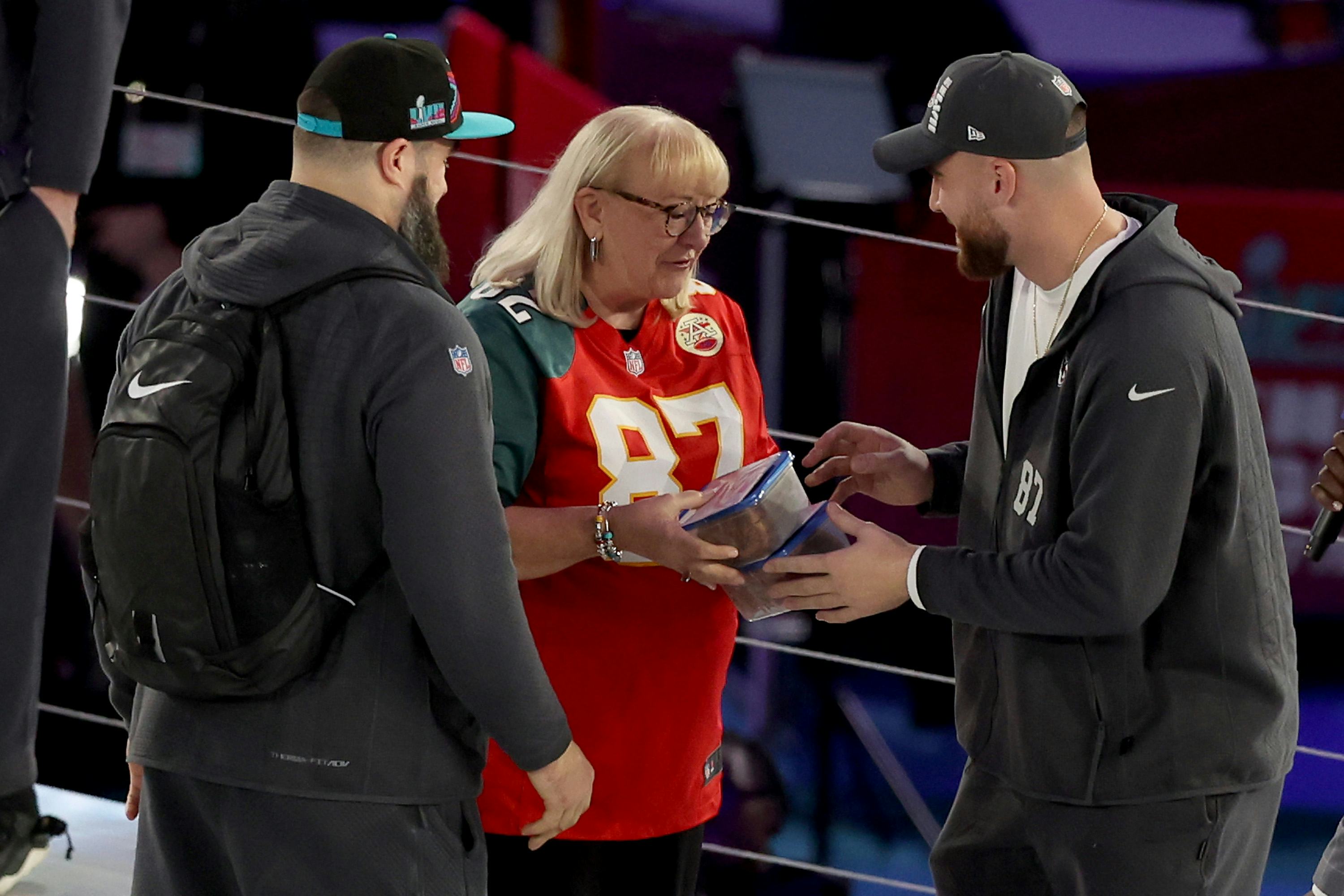 Jason & Travis Kelce’s Mom Donna Hand-Delivered Cookies Before The ...