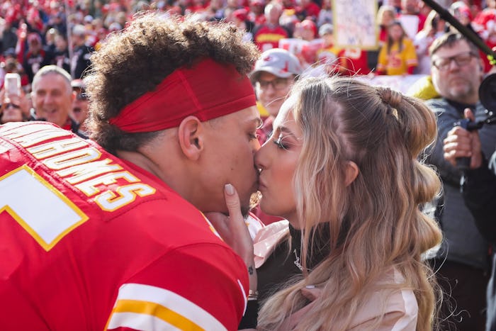 KANSAS CITY, MO - JANUARY 01: Kansas City Chiefs quarterback Patrick Mahomes (15) kisses his wife Br...