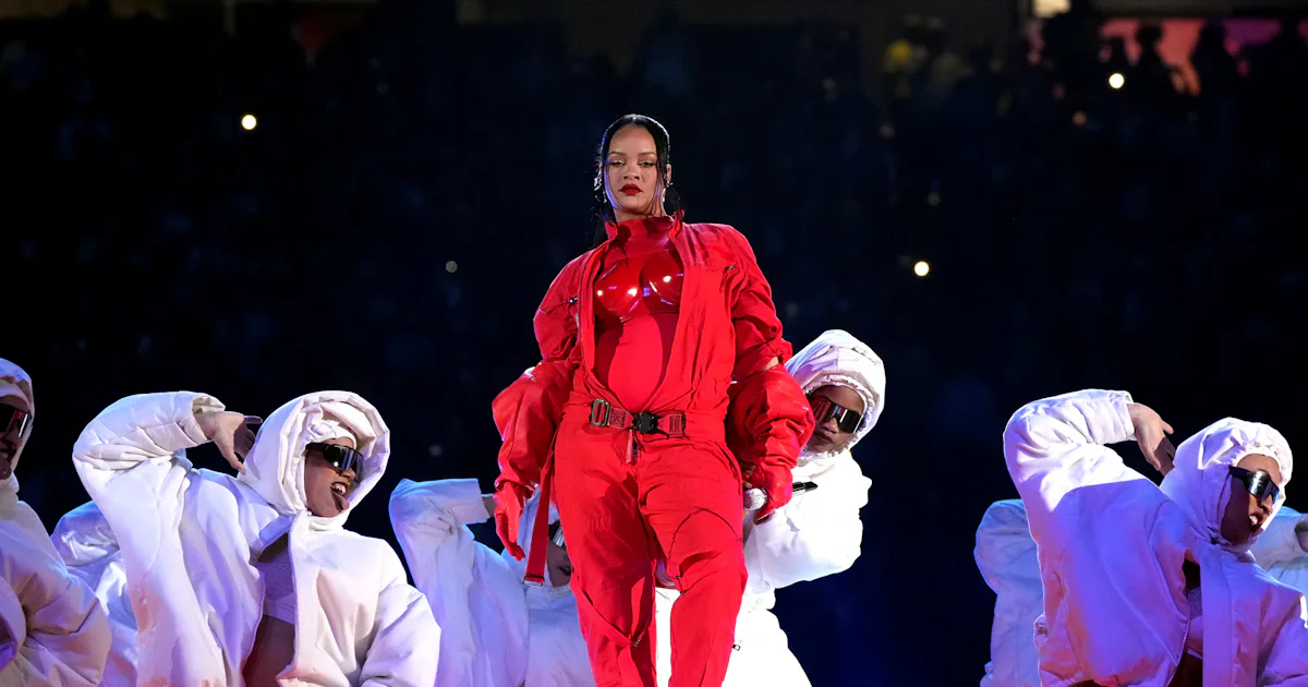 Watch Rihanna Celebrate Her Super Bowl Halftime Performance Backstage watch-rihanna-celebrate-her-super-bowl-halftime-performance-backstage