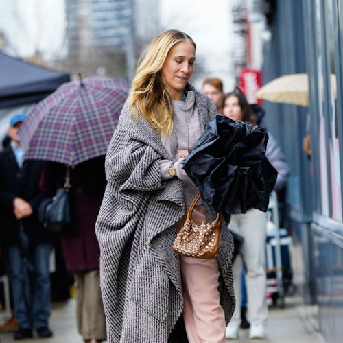 Sarah Jessica Parker pink and blue outfit 