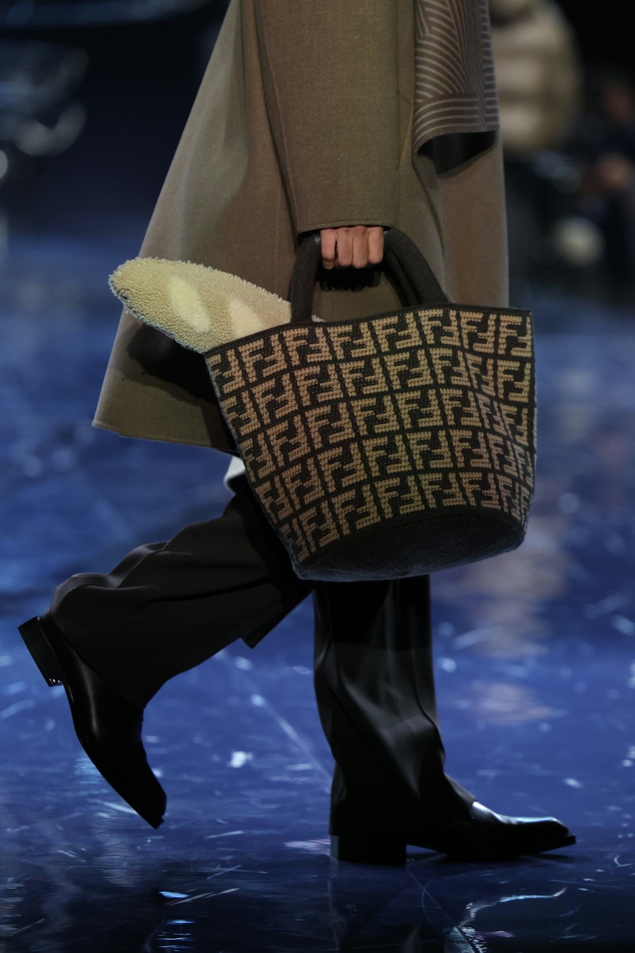 MILAN, ITALY - JANUARY 14: A model walks the runway at the Fendi fashion show during the Milan Mensw...