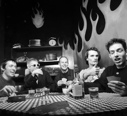 纽约，纽约- 1993年3月:(从左至右)贝斯手科林·格林伍德，主唱兼钢琴家汤姆·约克，鼓手P…